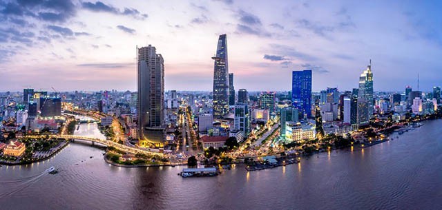 Hồ Chí Minh được nhiều người ví von là thành phố có giao thông điên rồ nhất Việt Nam. Nhịp điệu sống tại nơi này rất nhanh, rất cao, một thành phố không ngủ với những tòa nhà cao chọc trời, nhiều khu công nghiệp và vô số khách sạn, quán bar, nhà hàng. Thành phố này cũng là nơi giao thoa của nhiều nền ẩm thực từ khắp nơi.
